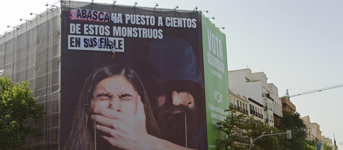 Lona de Vox vandalizada por el autodenominado colectivo 'Violetas'