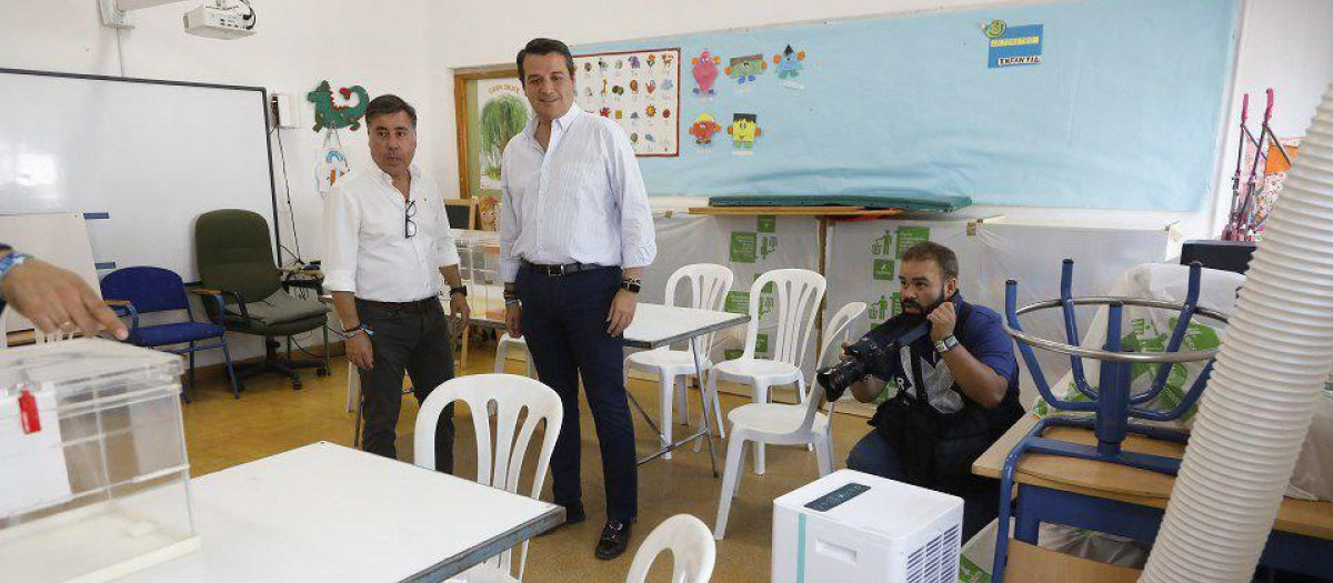 Ruiz Madruga y Bellido observan uno de los aparatos portátiles alquilados por el Consistorio para la jornada del 23-J
