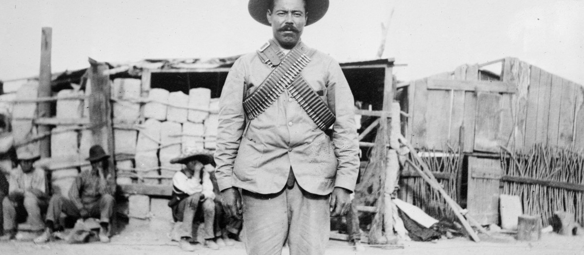 Pancho Villa ataviado con bandoleras