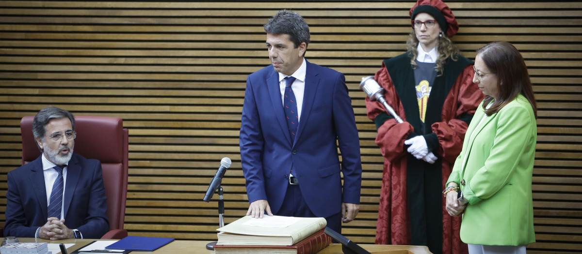 El presidente de la Generalitat Valenciana, Carlos Mazón, jurando su cargo.