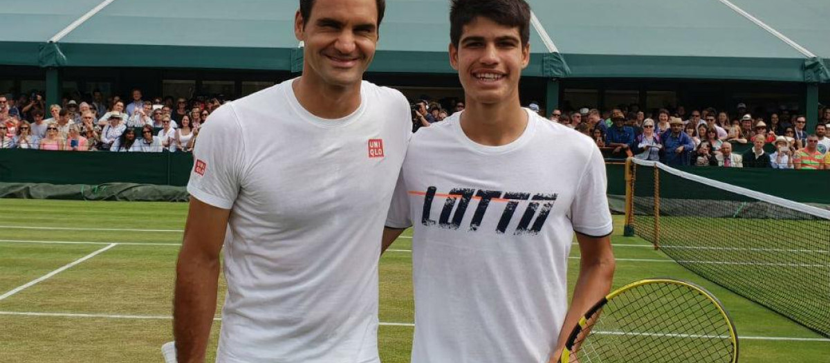 Roger Federer y Carlos Alcaraz, en Wimbledon 2019