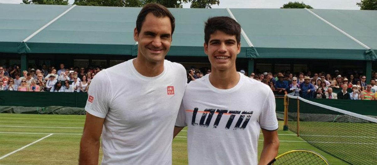 Roger Federer y Carlos Alcaraz, en Wimbledon 2019