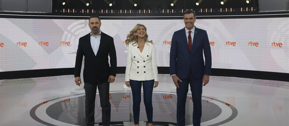 Los candidatos a la presidencia del Gobierno, (i-d) Santiago Abascal, Yolanda Diaz y Pedro Sánchez, antes del inicio del debate electoral