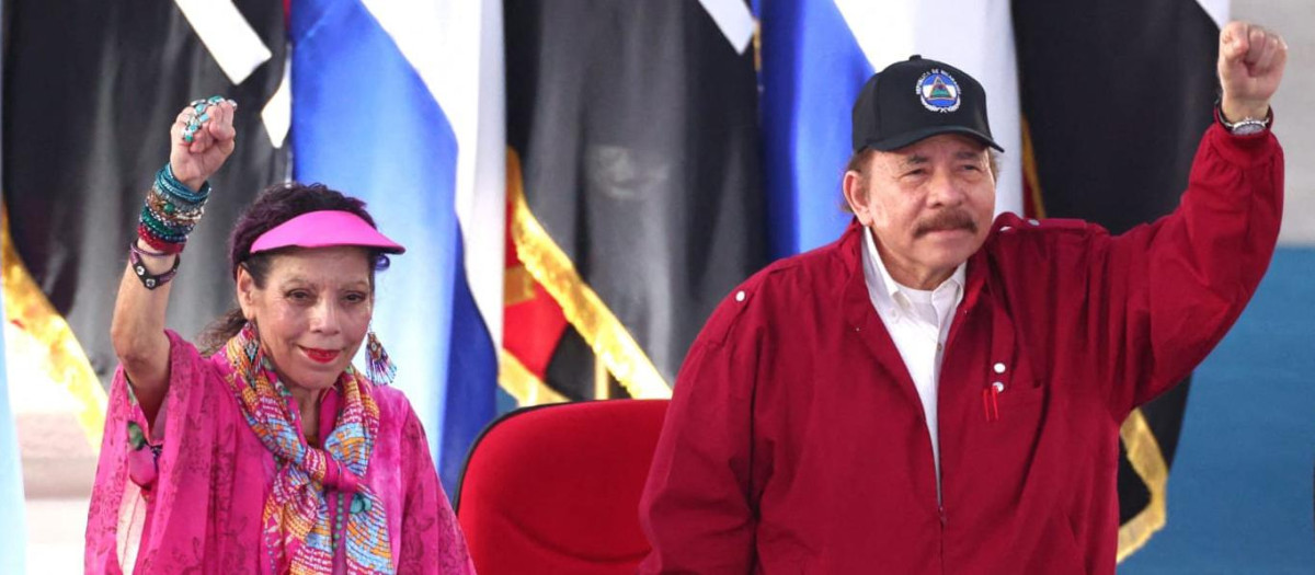 This handout picture released by the Nicaraguan Presidency shows Nicaragua's President Daniel Ortega (R) and his wife and Vice-President Rosario Murillo (L) greeting supporters during an act to commemorate the 44th anniversary of the Nicaraguan Revolution in Managua, on July 19, 2023. (Photo by Jairo CAJINA / Nicaraguan Presidency / AFP) / RESTRICTED TO EDITORIAL USE - MANDATORY CREDIT "AFP PHOTO / NICARAGUAN PRESIDENCY / JAIRO CAJINA" - NO MARKETING NO ADVERTISING CAMPAIGNS - DISTRIBUTED AS A SERVICE TO CLIENTS