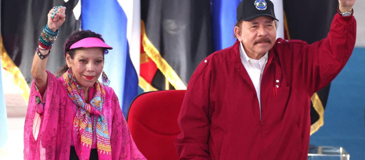 This handout picture released by the Nicaraguan Presidency shows Nicaragua's President Daniel Ortega (R) and his wife and Vice-President Rosario Murillo (L) greeting supporters during an act to commemorate the 44th anniversary of the Nicaraguan Revolution in Managua, on July 19, 2023. (Photo by Jairo CAJINA / Nicaraguan Presidency / AFP) / RESTRICTED TO EDITORIAL USE - MANDATORY CREDIT "AFP PHOTO / NICARAGUAN PRESIDENCY / JAIRO CAJINA" - NO MARKETING NO ADVERTISING CAMPAIGNS - DISTRIBUTED AS A SERVICE TO CLIENTS