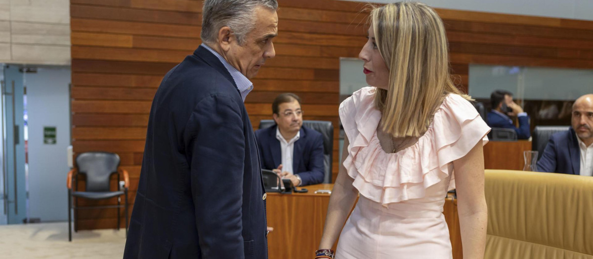 La presidenta de la Junta de Extremadura, María Guardiola, y el portavoz de Vox en Extremadura, Ángel Pelayo Gordillo, hablan durante el primer pleno de la XI legislatura en la Asamblea de Extremadura donde Pelayo ha sido designado como senador autonómico, en virtud del acuerdo para la formación del Ejecutivo autonómico que suscribieron PP y Vox, junto a Guillermo Fernández Vara, propuesto por el PSOE, este jueves en Mérida. EFE/ Jero Morales