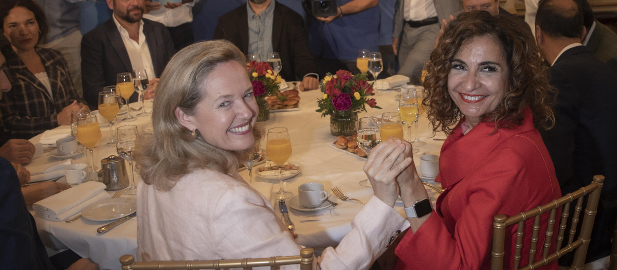 La vicepresidenta primera del Gobierno y ministra de Asuntos Económicos y Transformación Digital, Nadia Calviño (i), junto a la a la vicesecretaria general del PSOE cabeza de lista al Congreso por Sevilla, María Jesús Montero (d), al inicio del encuentro informativo. A 20 de julio de 2023, en Sevilla (Andalucía, España). La vicepresidenta primera del Gobierno y ministra de Asuntos Económicos y Transformación Digital, Nadia Calviño, participa en un desayuno informativo de 'Fórum Europa. Tribuna Andalucía' presentada por la vicesecretaria general del PSOE cabeza de lista al Congreso por Sevilla, María Jesús Montero.
María José López / Europa Press
20/7/2023