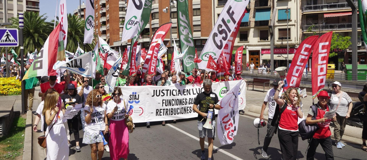 Varias personas protestan durante una manifestación de los funcionarios de Justicia de toda España convocada por los sindicatos CSIF, UGT y CCOO, en las inmediaciones del Palacio de Justicia , a 20 de julio de 2023, en Logroño, La Rioja (España). La protesta tiene lugar después de que a pesar de semanas en huelga en las que han demandado mejoras laborales, sus reclamaciones no han tenido respuesta en la Administración de Justicia. La manifestación coincide con la celebración de la cumbre de ministros de Justicia e Interior de países de la Unión Europea.
20 JULIO 2023;PROTESTA;CONCENTRACIÓN;FUNCIONARIOS;HUELGA;ADMINISTRACIÓN DE JUSTICIA;
Alberto Ruiz / Europa Press
20/7/2023