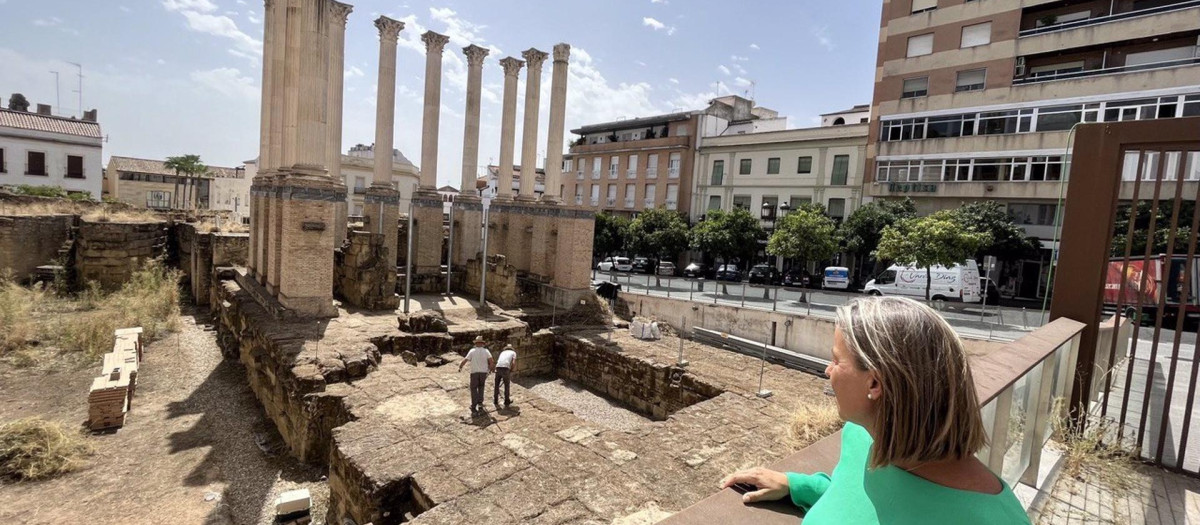Isabel Albás observa los trabajos de de limpieza y desbroce que se realizan en el Templo Romano de Córdoba