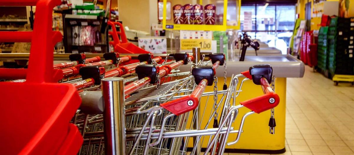 Carros de la compra en un supermercado de Madrid