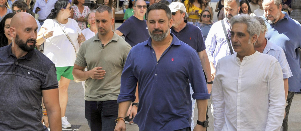 El líder de VOX, Santiago Abascal (c), durante su visita a Albacete, este viernes