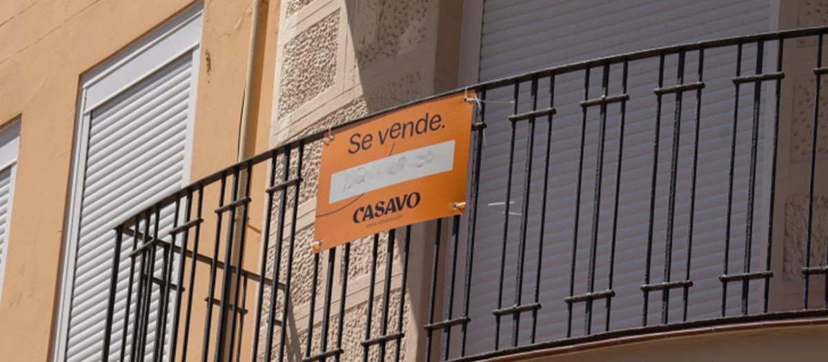 Cartel de 'Se Vende' en un balcón de una vivienda en Barcelona.