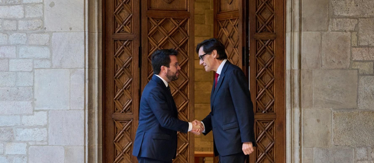 El presidente de la Generalitat, Pere Aragonès (i), y el primer secretario del PSC, Salvador Illa (d), se saludan a su llegada para firmar un acuerdo de Presupuestos 2023 en la Generalitat, a 1 de febrero de 2023, en Barcelona, Catalunya (España). El Govern de Pere Aragonès (ERC) ha llegado a un acuerdo con el PSC para desbloquear la aprobación de los Presupuestos de la Generalitat de Cataluña para 2023. Los ejes del pacto son: Potenciar el desarrollo económico de Tarragona, garantizar la ejecución de los trabajos para completar el corredor Mediterráneo y la continuidad del proyecto del Hard Rock, mejorar la movilidad del comarcas como el Vallès Occidental y el Baix Llogrebrat, que contemplan la ejecución de la carretera B-40, y la "modernización" del aeropuerto del Prat o el Cercanías de Renfe.
01 FEBRERO 2023;BARCELONA;CATALUNYA;CATALUÑA;ARAGOBES;FIRMA
Lorena Sopêna / Europa Press
(Foto de ARCHIVO)
01/2/2023