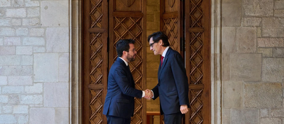 El presidente de la Generalitat, Pere Aragonès (i), y el primer secretario del PSC, Salvador Illa (d), se saludan a su llegada para firmar un acuerdo de Presupuestos 2023 en la Generalitat, a 1 de febrero de 2023, en Barcelona, Catalunya (España). El Govern de Pere Aragonès (ERC) ha llegado a un acuerdo con el PSC para desbloquear la aprobación de los Presupuestos de la Generalitat de Cataluña para 2023. Los ejes del pacto son: Potenciar el desarrollo económico de Tarragona, garantizar la ejecución de los trabajos para completar el corredor Mediterráneo y la continuidad del proyecto del Hard Rock, mejorar la movilidad del comarcas como el Vallès Occidental y el Baix Llogrebrat, que contemplan la ejecución de la carretera B-40, y la "modernización" del aeropuerto del Prat o el Cercanías de Renfe.
01 FEBRERO 2023;BARCELONA;CATALUNYA;CATALUÑA;ARAGOBES;FIRMA
Lorena Sopêna / Europa Press
(Foto de ARCHIVO)
01/2/2023
