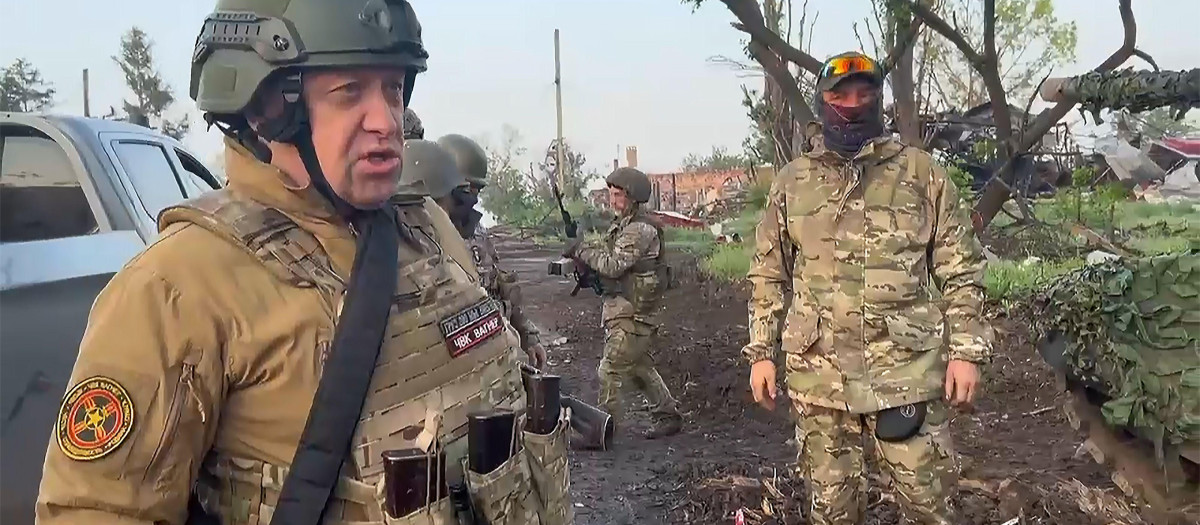 Wagner Group founder Yevgeny Prigozhin (L) addresses his units withdrawing from Bakhmut, the city captured from the Ukrainian Armed Forces. May 25, 2023. Wagner forces have begun withdrawing from Bakhmut and will hand over positions to the Russian army, says the mercenary group's chief Yevgeny Prigozhin, having claimed to have captured Ukraine's eastern city.
Russian Military Begins to Replace Wagner Forces in Bakhmut, Ukraine - 25 May 2023