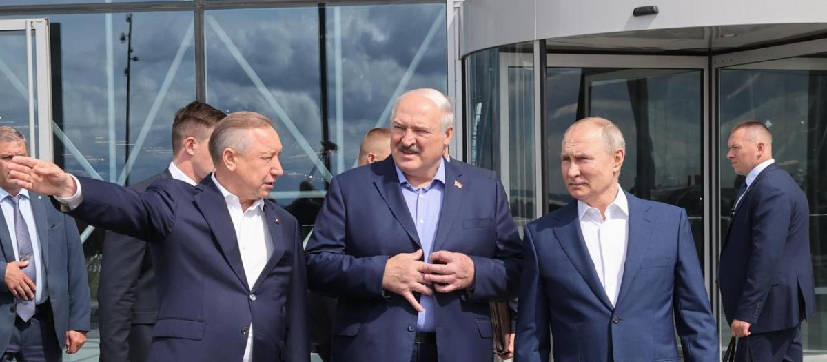 Kotlin Island (Russian Federation), 22/07/2023.- Russian President Vladimir Putin (R), Belarusian President Alexander Lukashenko (L) and Governor of St. Petersburg Alexander Beglov after a visit to the Museum of Naval Glory in Kronstadt, outside St. Petersburg, Russia, 23 July 2023. Belarusian President Lukashenko is on a working visit to Russia. (Bielorrusia, Rusia, San Petersburgo) EFE/EPA/ALEXANDER DEMYANCHUK/SPUTNIK/KREMLIN / POOL MANDATORY CREDIT
