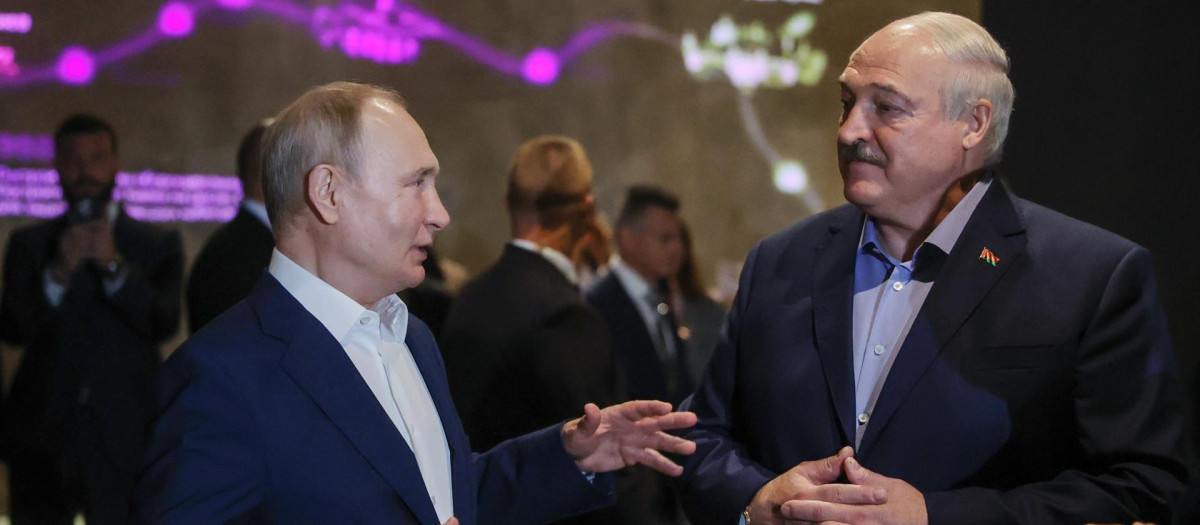 St. Petersburg (Russian Federation), 22/07/2023.- Russian President Vladimir Putin (L) and Belarusian President Alexander Lukashenko (R) during their visit the Museum of Naval Glory in Kronstadt outside in St. Petersburg, Russia, 23 July 2023. Alexander Lukashenko is on working visit to Russia. (Bielorrusia, Rusia, San Petersburgo) EFE/EPA/ALEXANDER DEMYANCHUK / KREMLIN / POOL