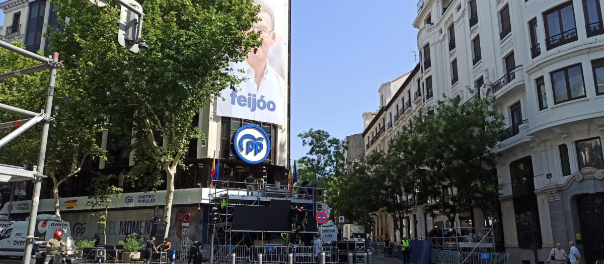 Balcón con andamios en Génova 13