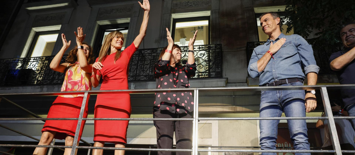 Pedro Sánchez en el escenario improvisado montado en Ferraz