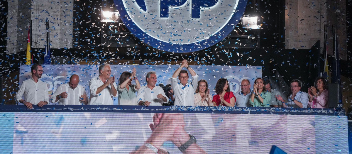 Feijóo y la dirección nacional, celebrando la victoria en Génova 13
