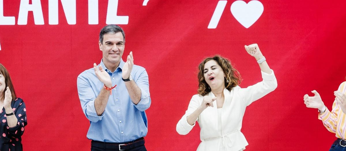 Pedro Sánchez, junto a la Ejecutiva del PSOE