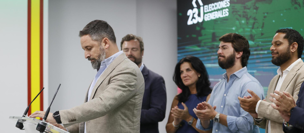 El presidente de Vox, Santiago Abascal, comparece ante los medios de comunicación en su sede de Madrid tras conocerse los resultados de las elecciones celebradas hoy Domingo