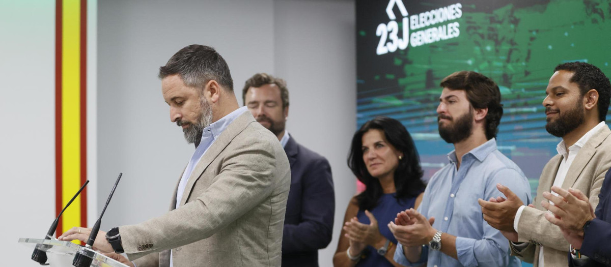 El presidente de Vox, Santiago Abascal, comparece ante los medios de comunicación en su sede de Madrid tras conocerse los resultados de las elecciones celebradas hoy Domingo