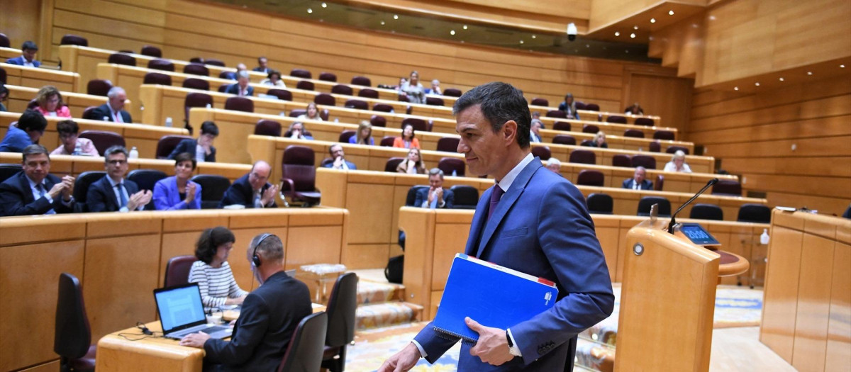 El presidente del Gobierno, Pedro Sánchez, interviene durante un pleno del Senado, a 25 de abril de 2023, en Madrid (España). Sánchez y Feijóo se enfrentan hoy a su cuarto cara a cara en el Pleno del Senado. El debate, a tan solo dos semanas para que arranque oficialmente la campaña para las elecciones de mayo, se convierte en un nuevo cruce de reproches mutuos por la Ley de Vivienda, la reforma de la ley del 'solo sí es sí' o la polémica por el parque de Doñana. Sánchez ha anunciado la construcción de 20.000 nuevas viviendas públicas en terrenos propiedad del Ministerio de Defensa, a través de SEPES y ha asegurado que con estas, las ya anunciadas de SAREB, las financiadas con créditos ICO y las proyectadas por el Ministerio de Transportes, en los próximos años el Gobierno habilitará unos 183.000 inmuebles.
25 ABRIL 2023;SENADO;PLENO;ENFRENTAMIENTO;DEBATE;ELECCIONES;REPROCHES;LEY DE VIVIENDA;LEY DEL SOLO SI ES SI;DOÑANA;VIVIENDAS;SAREB
Fernando Sánchez / Europa Press
(Foto de ARCHIVO)
25/4/2023