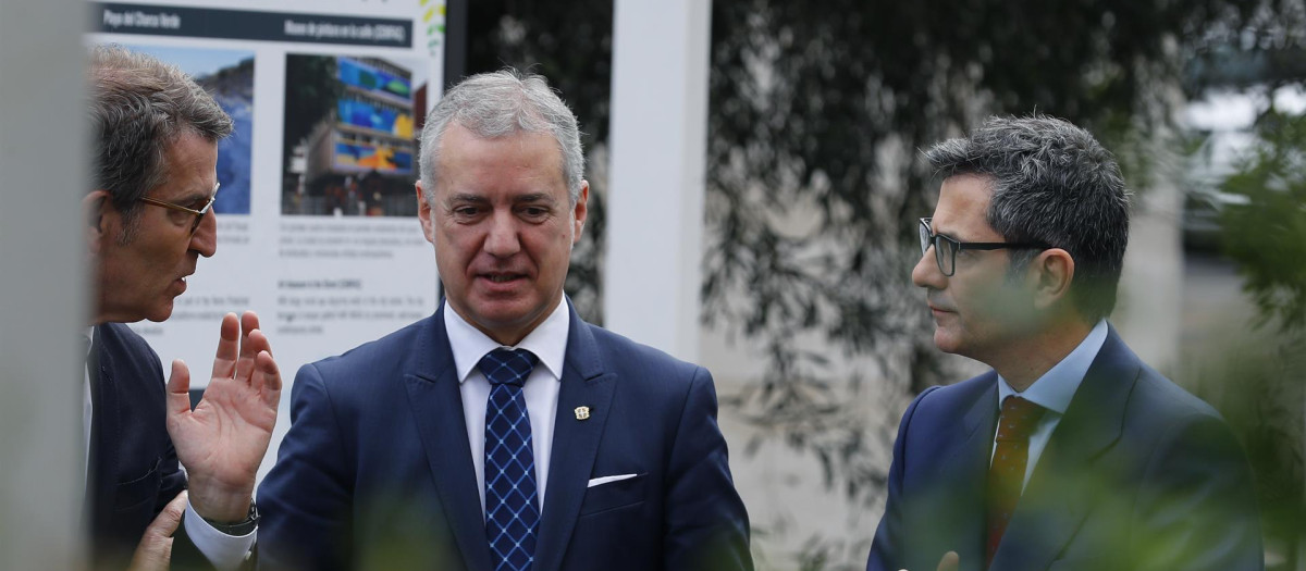 Alberto Núñez Feijóo, Iñigo Urkullu y Félix Bolaños, en la conferencia de presidentes de marzo de 2022