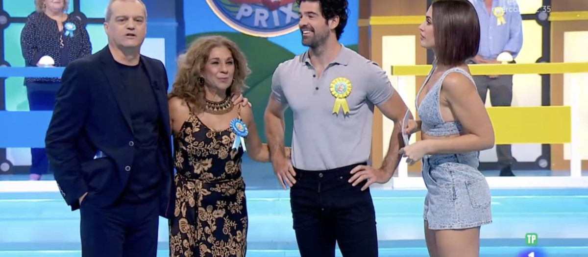 Ramón García, los dos invitados en la primera gala (Lolita y Miguel Ángel Muñoz) y Michelle Calvó