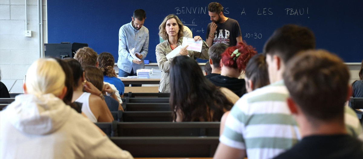 Profesores reparten uno de los exámenes de las pruebas de acceso a la universidad en la Universidad de Islas Baleares