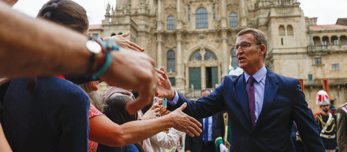 SANTIAGO DE COMPOSTELA, 25/07/2023.- El líder del PP, Alberto Núñez Feijóo, saluda tras participar en la ofrenda al apóstol, este martes en Santiago, en el día en que Galicia celebra su festividad. EFE/ Lavandeira