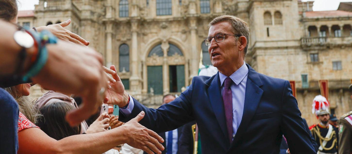 SANTIAGO DE COMPOSTELA, 25/07/2023.- El líder del PP, Alberto Núñez Feijóo, saluda tras participar en la ofrenda al apóstol, este martes en Santiago, en el día en que Galicia celebra su festividad. EFE/ Lavandeira
