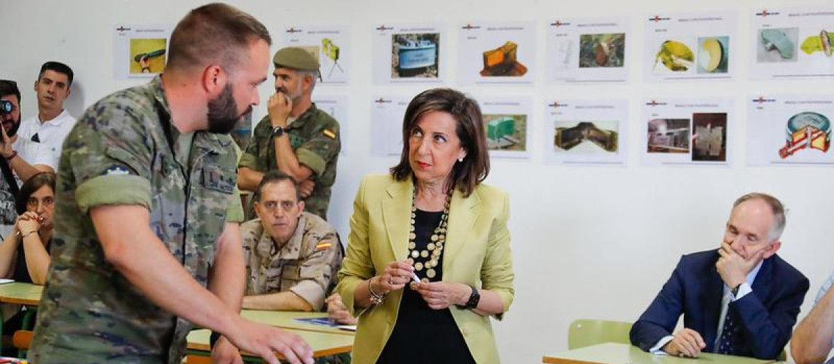 La ministra de Defensa, Margarita Robles, visita al nuevo grupo de militares ucranianos que están recibiendo instrucción en la Academia de Infantería
