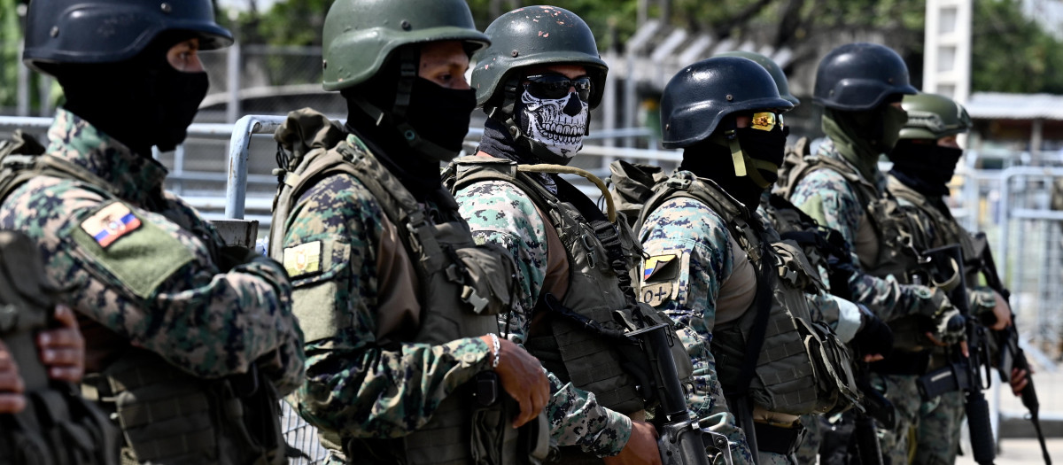 Las fuerzas militares montan guardia frente a la prisión Guayas, Ecuador