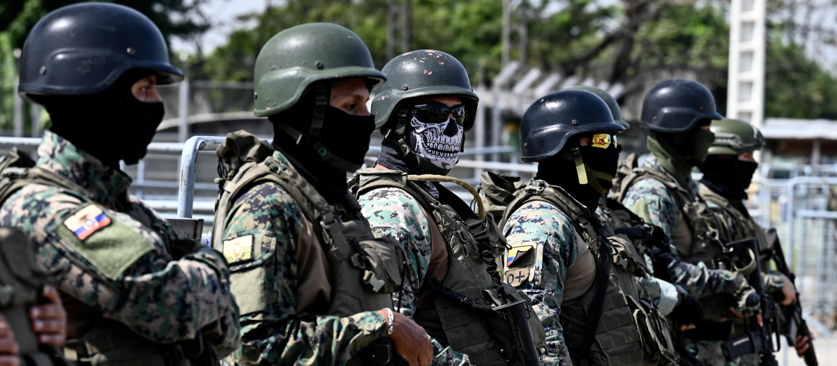 Las fuerzas militares montan guardia frente a la prisión Guayas, Ecuador