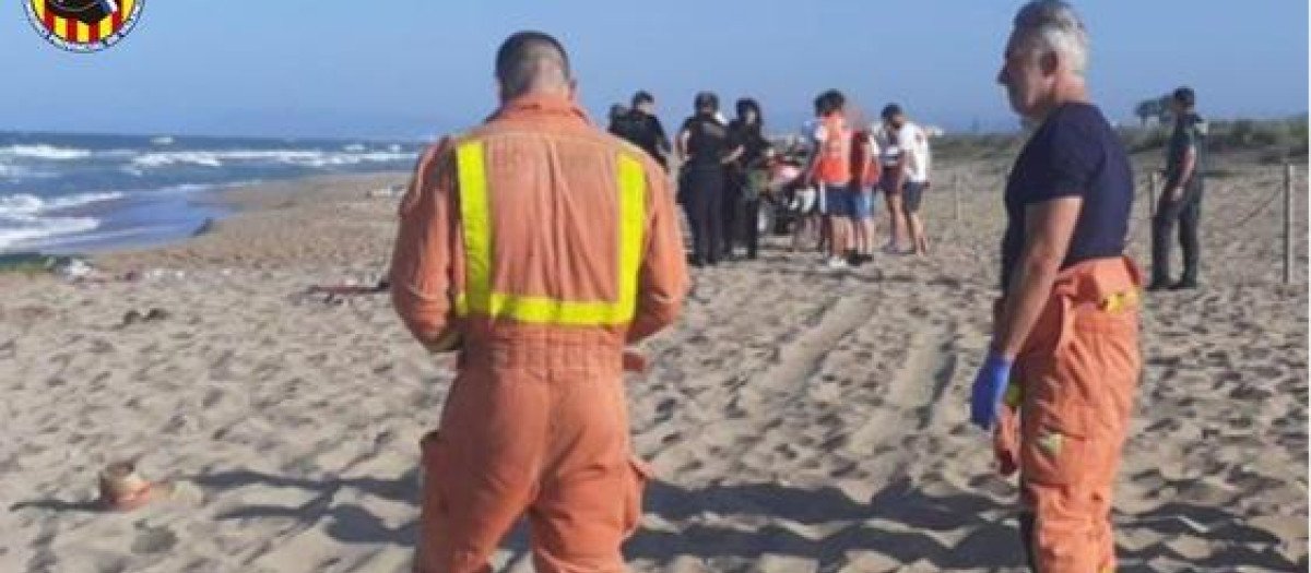 Los Bomberos, en la playa de Tavernes de la Valldigna donde han muerto tres personas ahogadas.