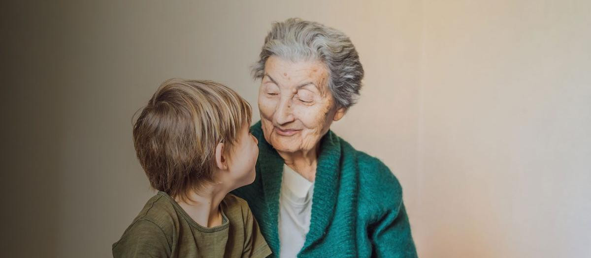 En España, 11.395 niños, niñas y adolescentes crecen acogidos por algún miembro de su familia biológica