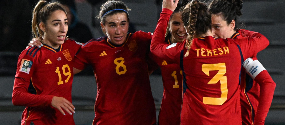 España celebra uno de los goles anotados ante Zambia