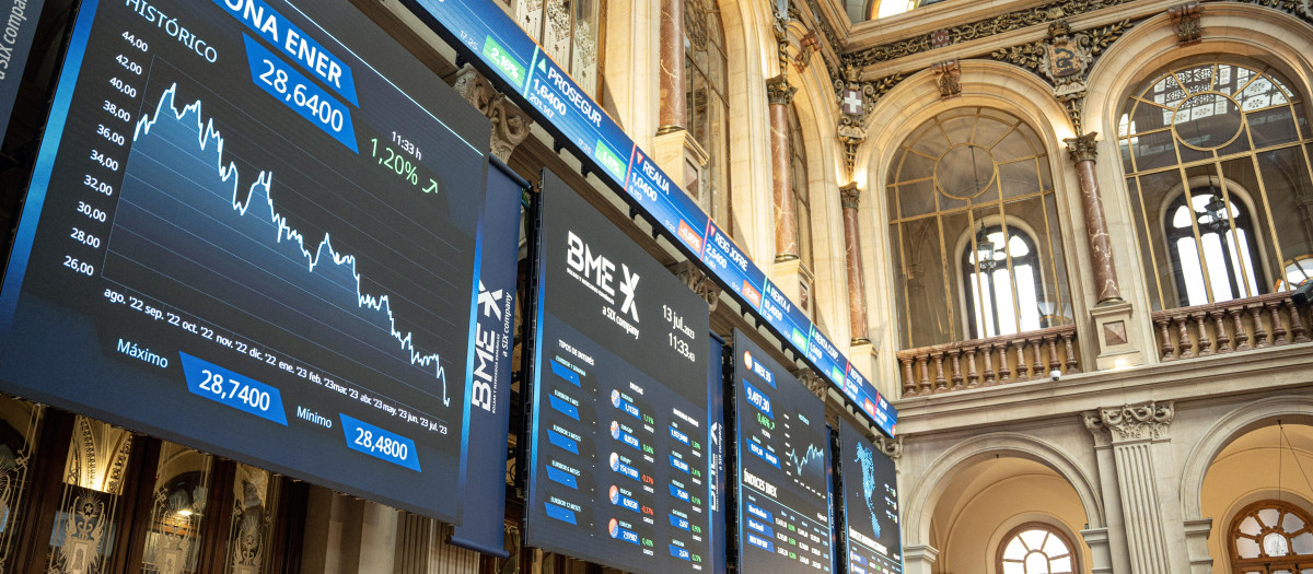 Paneles con índices bursátiles en el Palacio de la Bolsa de Madrid