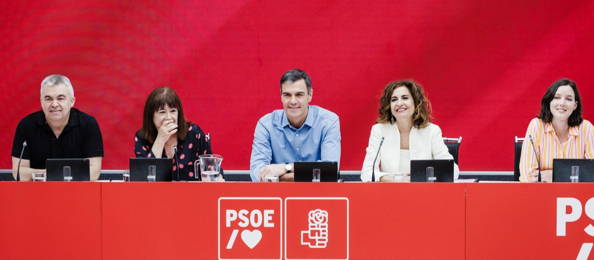 (I-D) El secretario de Organización del Partido Socialista, Santos Cerdán; la vicepresidenta primera del Senado y presidenta del PSOE, Cristina Narbona; el presidente del Gobierno de España y secretario general del PSOE, Pedro Sánchez; la ministra de Hacienda, María Jesús Montero, y la secretaria de Igualdad de la Ejecutiva Federal del PSOE y diputada nacional, Andrea Fernández, durante la reunión de la Comisión Ejecutiva Federal del PSOE tras las elecciones generales del 23J, a 24 de julio de 2023, en Madrid (España). El partido socialista ha pasado a ser la segunda fuerza política tras las elecciones celebradas ayer, domingo 23 de julio, ganadas por el PP, aunque los socialistas han crecido casi cuatro puntos en porcentaje de voto y suman dos diputados más que en 2019. Pese a todo, Pedro Sánchez aún tiene opciones de retener el gobierno si logra que le apoyen en una hipotética investidura ERC, Bildu y el PNV, mientras que Junts opta por abstención. La formación ha sido la más votada en Cataluña, País Vasco, Extremadura, Navarra y Canarias.
24 JULIO 2023;MADRID;REUNIÓN;COMISION EJECUTIVA FEDERAL;24 DE JULIO
Carlos Luján / Europa Press
24/7/2023