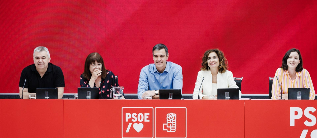 (I-D) El secretario de Organización del Partido Socialista, Santos Cerdán; la vicepresidenta primera del Senado y presidenta del PSOE, Cristina Narbona; el presidente del Gobierno de España y secretario general del PSOE, Pedro Sánchez; la ministra de Hacienda, María Jesús Montero, y la secretaria de Igualdad de la Ejecutiva Federal del PSOE y diputada nacional, Andrea Fernández, durante la reunión de la Comisión Ejecutiva Federal del PSOE tras las elecciones generales del 23J, a 24 de julio de 2023, en Madrid (España). El partido socialista ha pasado a ser la segunda fuerza política tras las elecciones celebradas ayer, domingo 23 de julio, ganadas por el PP, aunque los socialistas han crecido casi cuatro puntos en porcentaje de voto y suman dos diputados más que en 2019. Pese a todo, Pedro Sánchez aún tiene opciones de retener el gobierno si logra que le apoyen en una hipotética investidura ERC, Bildu y el PNV, mientras que Junts opta por abstención. La formación ha sido la más votada en Cataluña, País Vasco, Extremadura, Navarra y Canarias.
24 JULIO 2023;MADRID;REUNIÓN;COMISION EJECUTIVA FEDERAL;24 DE JULIO
Carlos Luján / Europa Press
24/7/2023