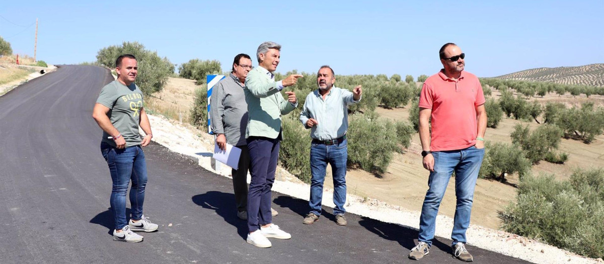 El vicepresidente primero y delegado de Infraestructuras, sostenibilidad y Agricultura de la Diputación de Córdoba, Andrés Lorite (centro), en su visita a Valenzuela
