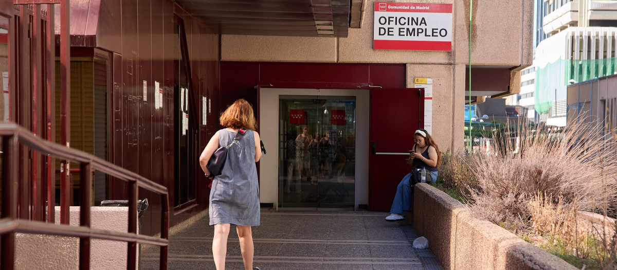 Una mujer se dirige a una oficina del SEPE