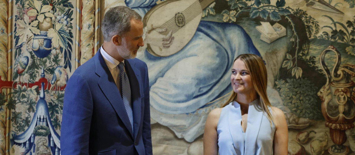 PALMA, 27/07/2023.- El rey Felipe VI (i) recibe a la presidenta balear, Marga Prohens (d), en el Palacio de la Almudaina en Palma de Mallorca, este jueves. EFE/ Ballesteros