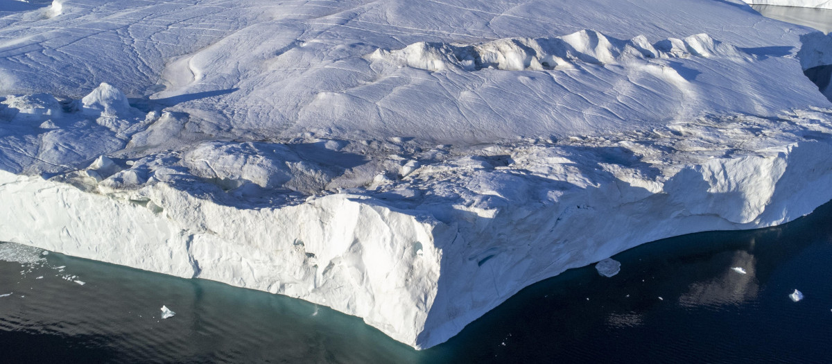 Una foto aérea muestra icebergs flotando en Disko Bay, Ilulissat, oeste de Groenlandia
