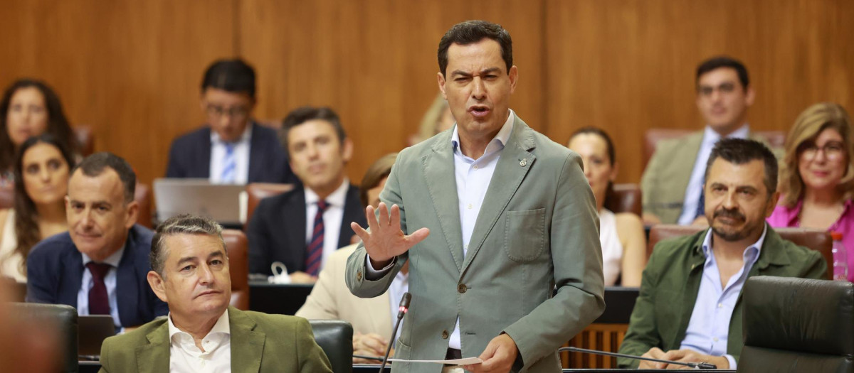 El presidente de la Junta de Andalucía, Juanma Moreno, este jueves durante el pleno del Parlamento andaluz