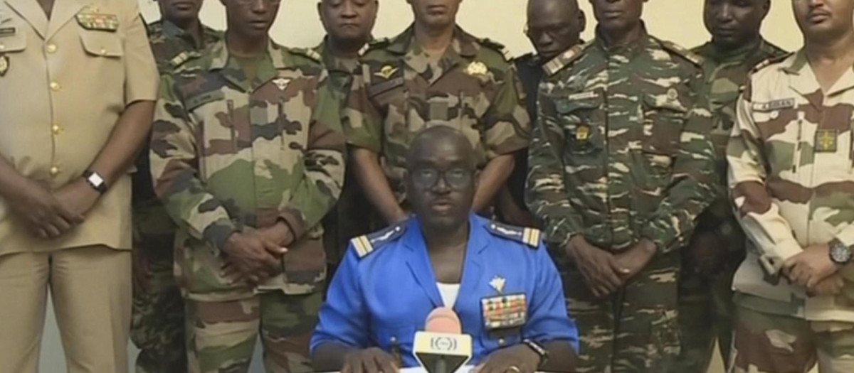 Los militares golpistas anuncian en televisión la toma del poder en Níger