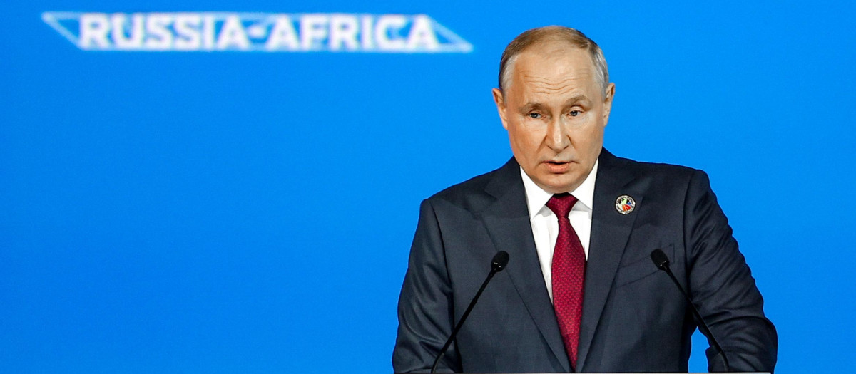 El presidente ruso, Vladimir Putin, pronuncia un discurso en la sesión plenaria de la segunda cumbre Rusia-África en San Petersburgo