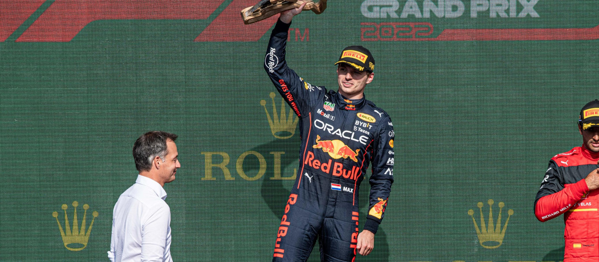 Alexander de Croo le entrega a Verstappen el título de campeón en Bélgica